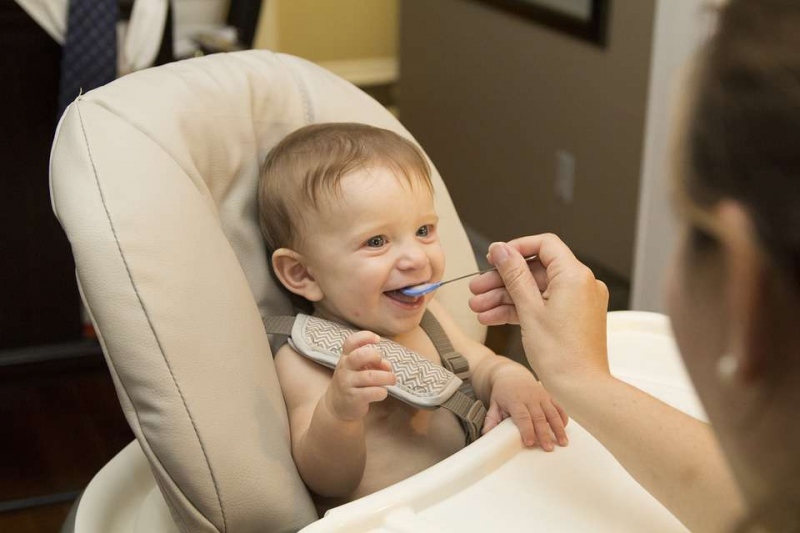 婴儿吃奶发出嗯嗯声音是怎么回事婴儿吃奶发出嗯嗯声音有三点原因