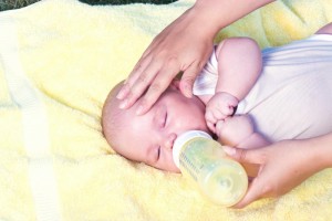 小孩三个月多少斤正常宝宝三个月喝多少奶